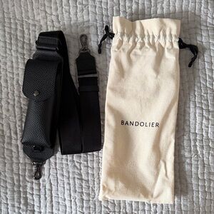 BANDOLIER Lana Glasses Strap
ADJUSTABLE CROSSBODY GLASSES POUCH IN BLACK/PEWTER